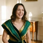 Une allure soignée et personnelle illustre le luxe comme un choix guidé par les matières, l’usage et les préférences, sans marque identifiée.
